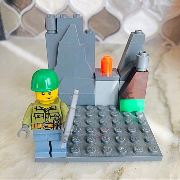 (4) LEGO Characters, plus accessories - Picture 3 of 8